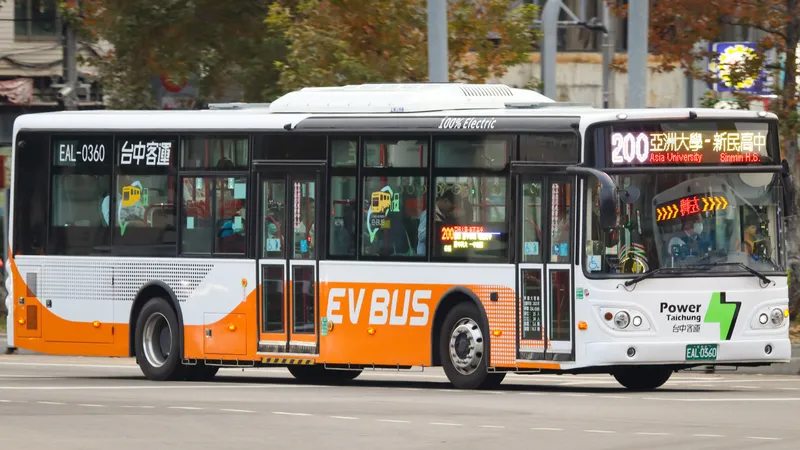 A Taichung Bus city bus. The front LED shows route 200 and the route name 亞洲大學－新民高中 in Chinese and English.