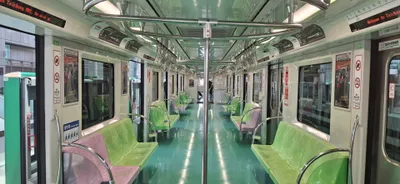 車内は飲食も喫煙も禁止。優先席は扉の脇にある