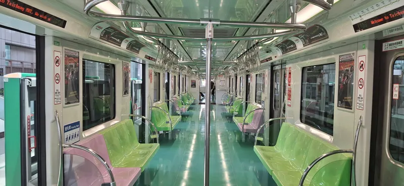 車内は飲食も喫煙も禁止。優先席は扉の脇にある