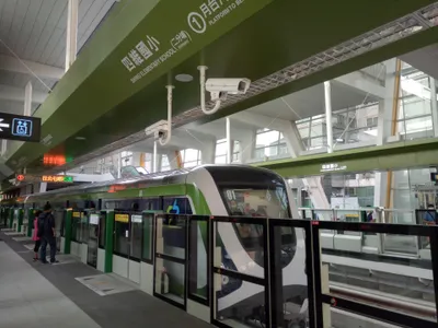 ホームドアのあるホーム。扉に無障礙候車區の標識