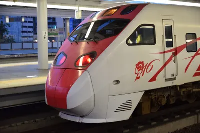 A Puyuma Express standing at Taichung Station.