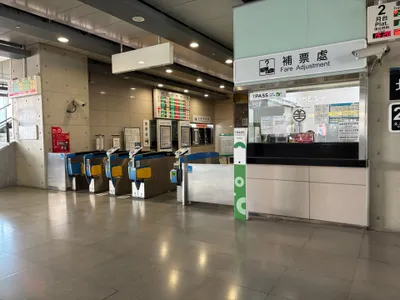 The gates at Taichung Station; the fare-adjustment window is at the back right.