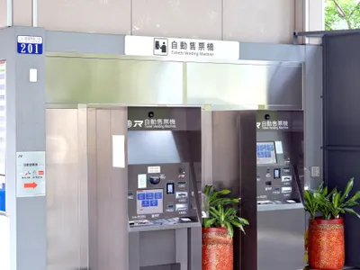 TRA ticket vending machines. The side panel lists buying, collecting and refunding tickets, plus top-ups for EasyCard, iPASS and icash.